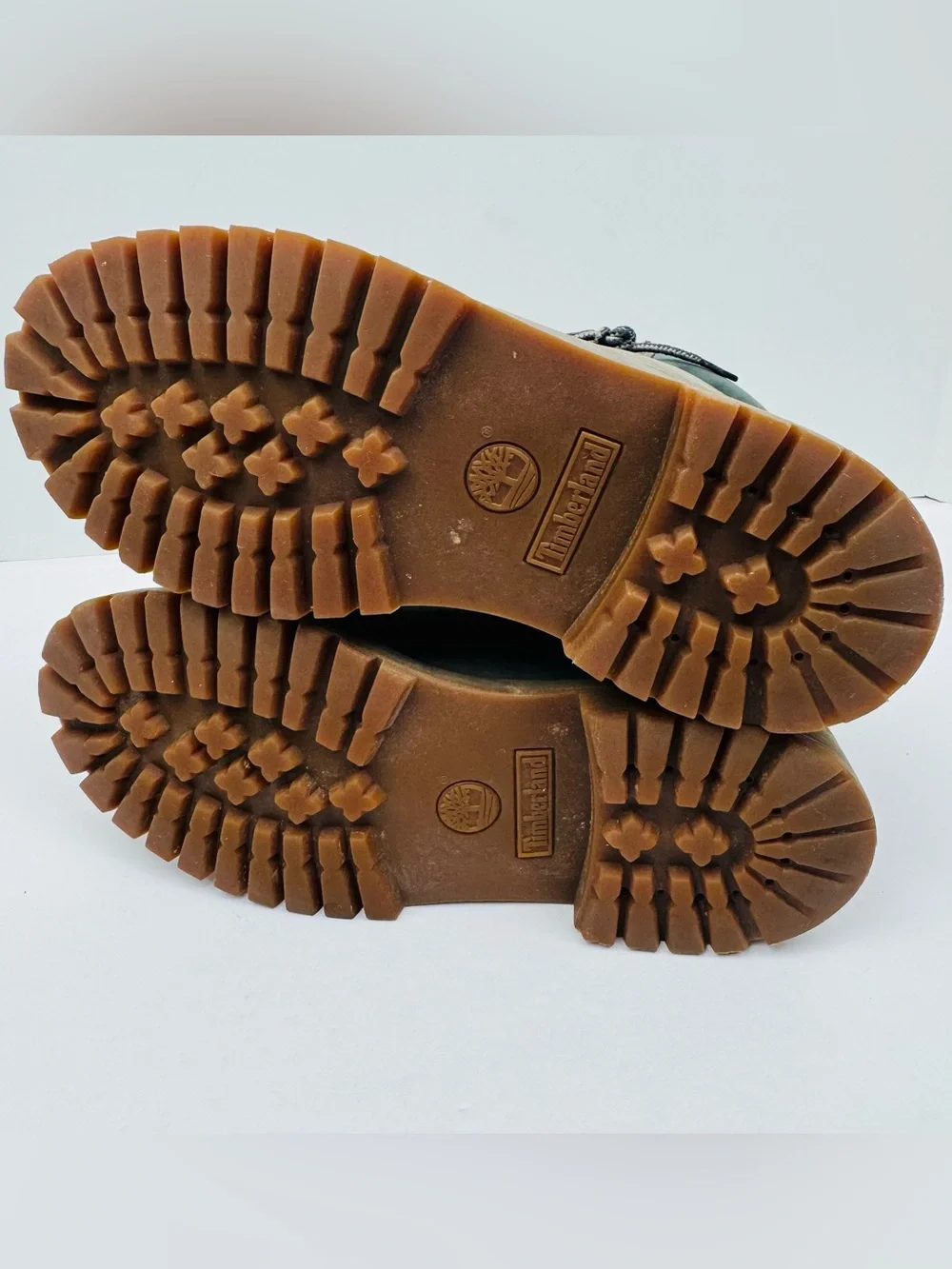 Timberland Kid's Waterproof Boots. Non marking sole. Lace-up design. Size 4.5.